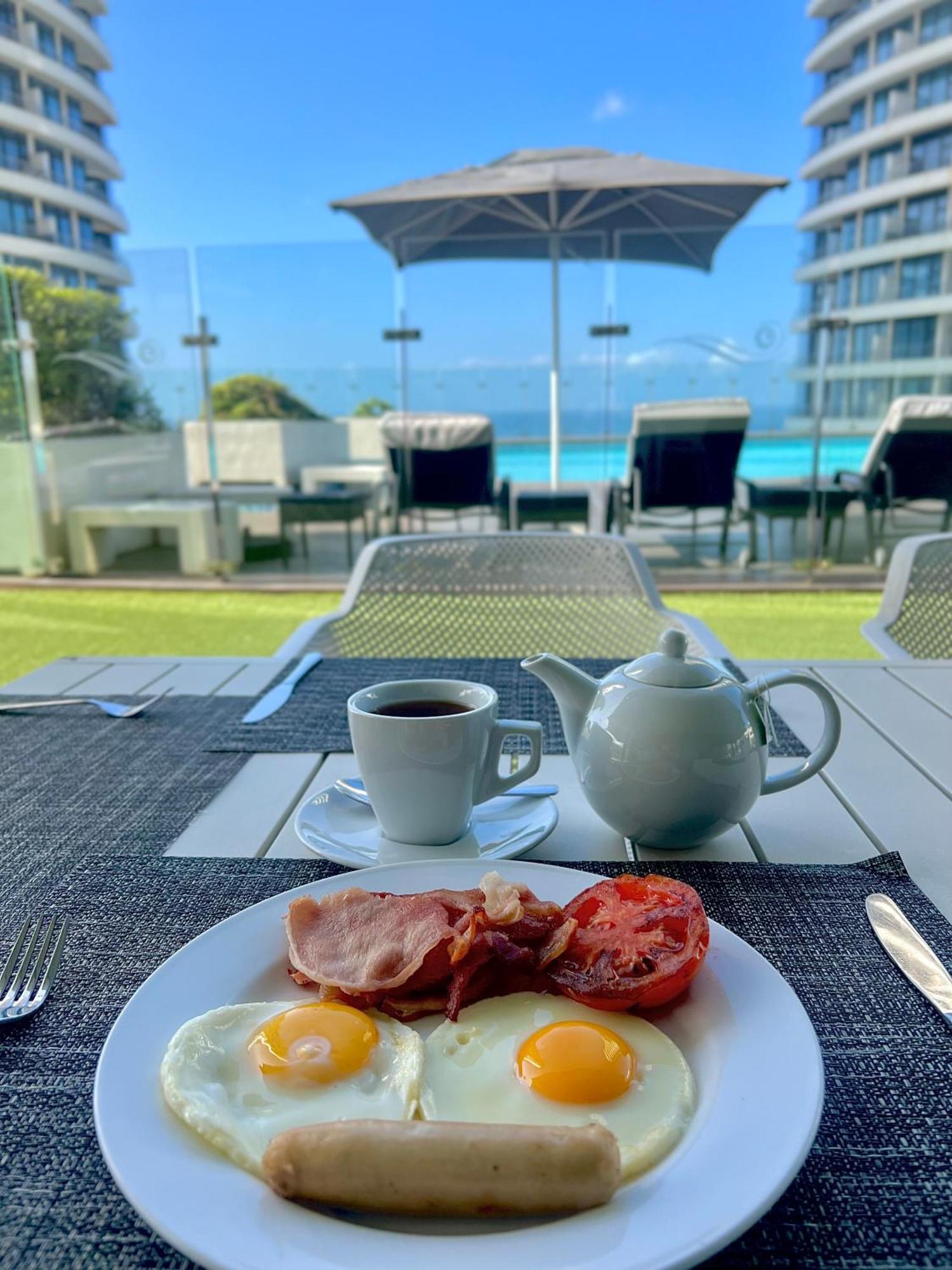 The Capital Pearls Hotel Ντούρμπαν Εξωτερικό φωτογραφία Breakfast at the pool