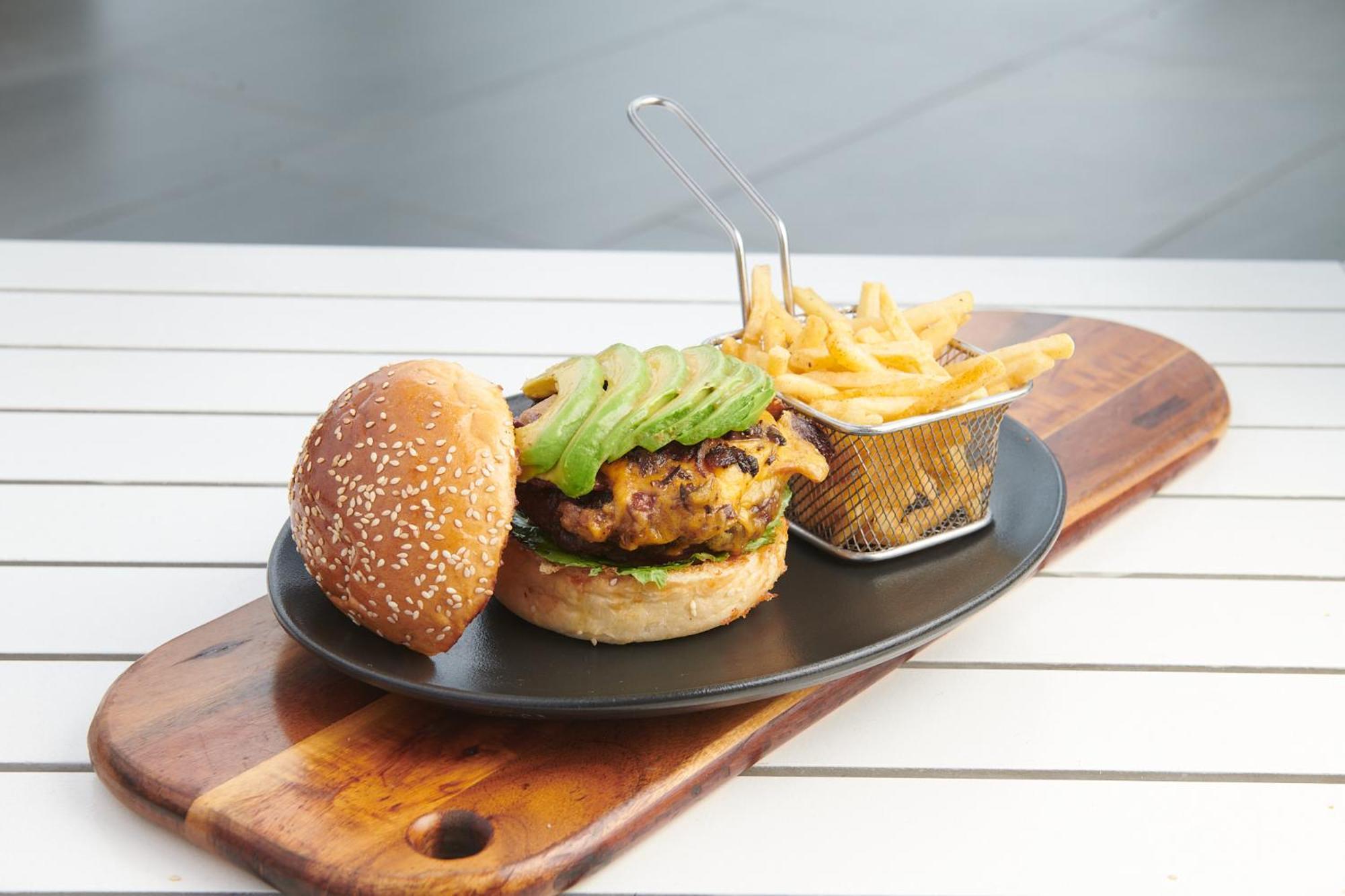 The Capital Pearls Hotel Ντούρμπαν Εξωτερικό φωτογραφία A vegan burger with avocado and chips