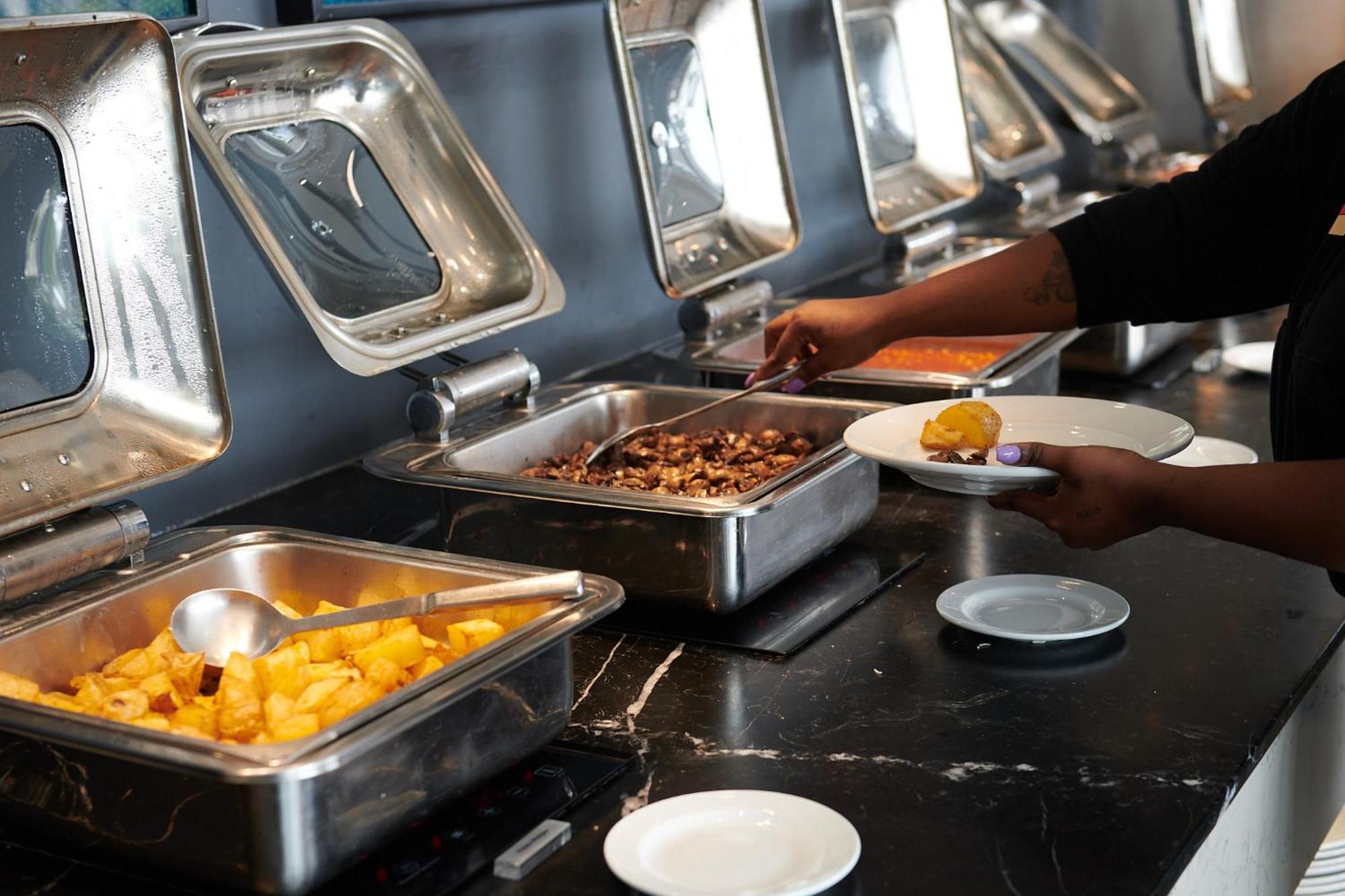 The Capital Pearls Hotel Ντούρμπαν Εξωτερικό φωτογραφία A chafing dish