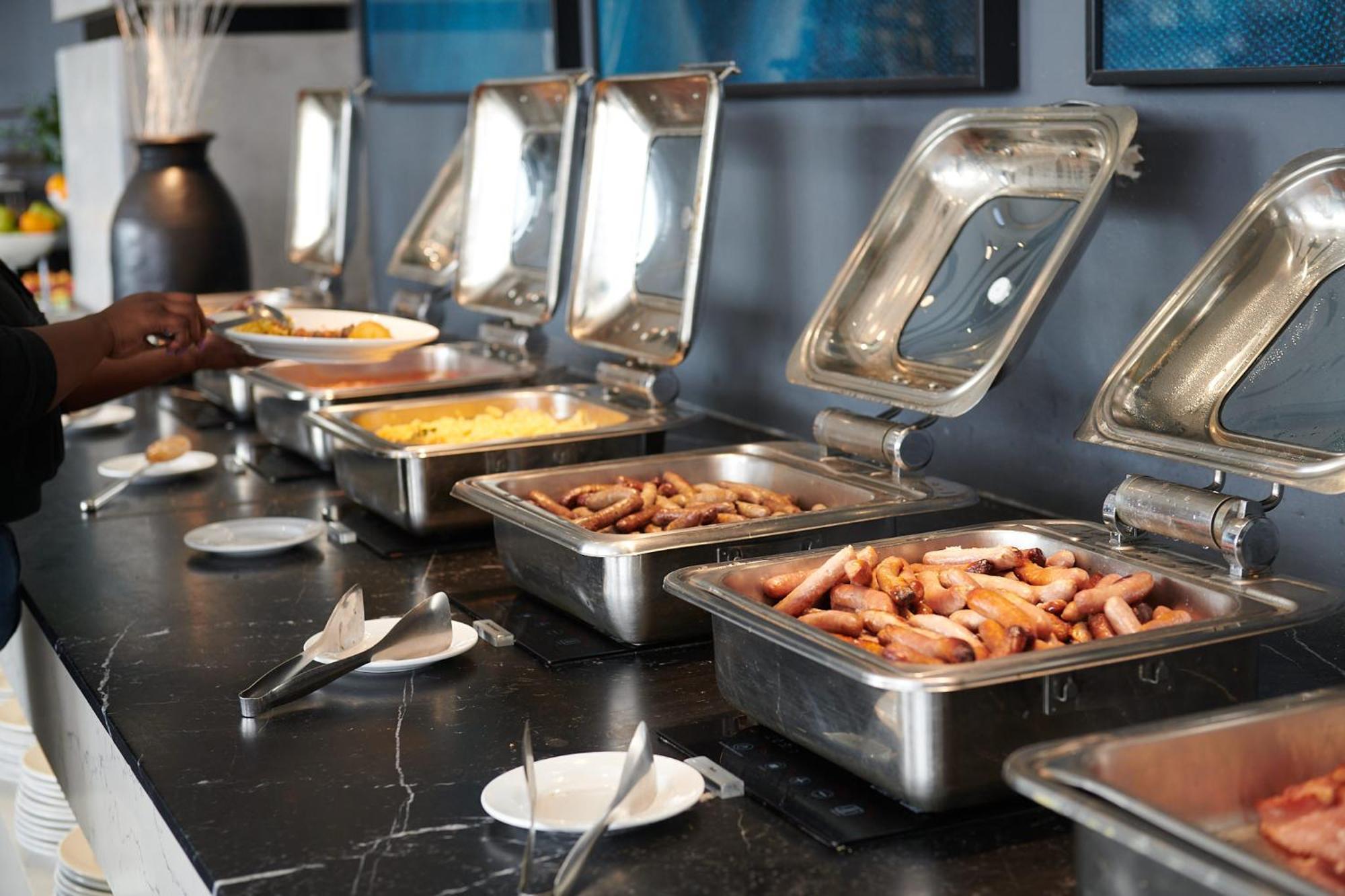 The Capital Pearls Hotel Ντούρμπαν Εξωτερικό φωτογραφία A buffet
