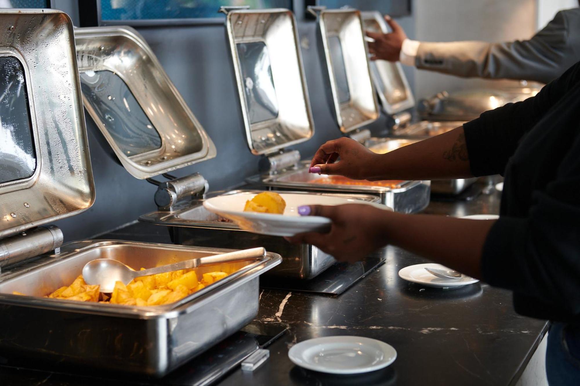 The Capital Pearls Hotel Ντούρμπαν Εξωτερικό φωτογραφία A self-service buffet