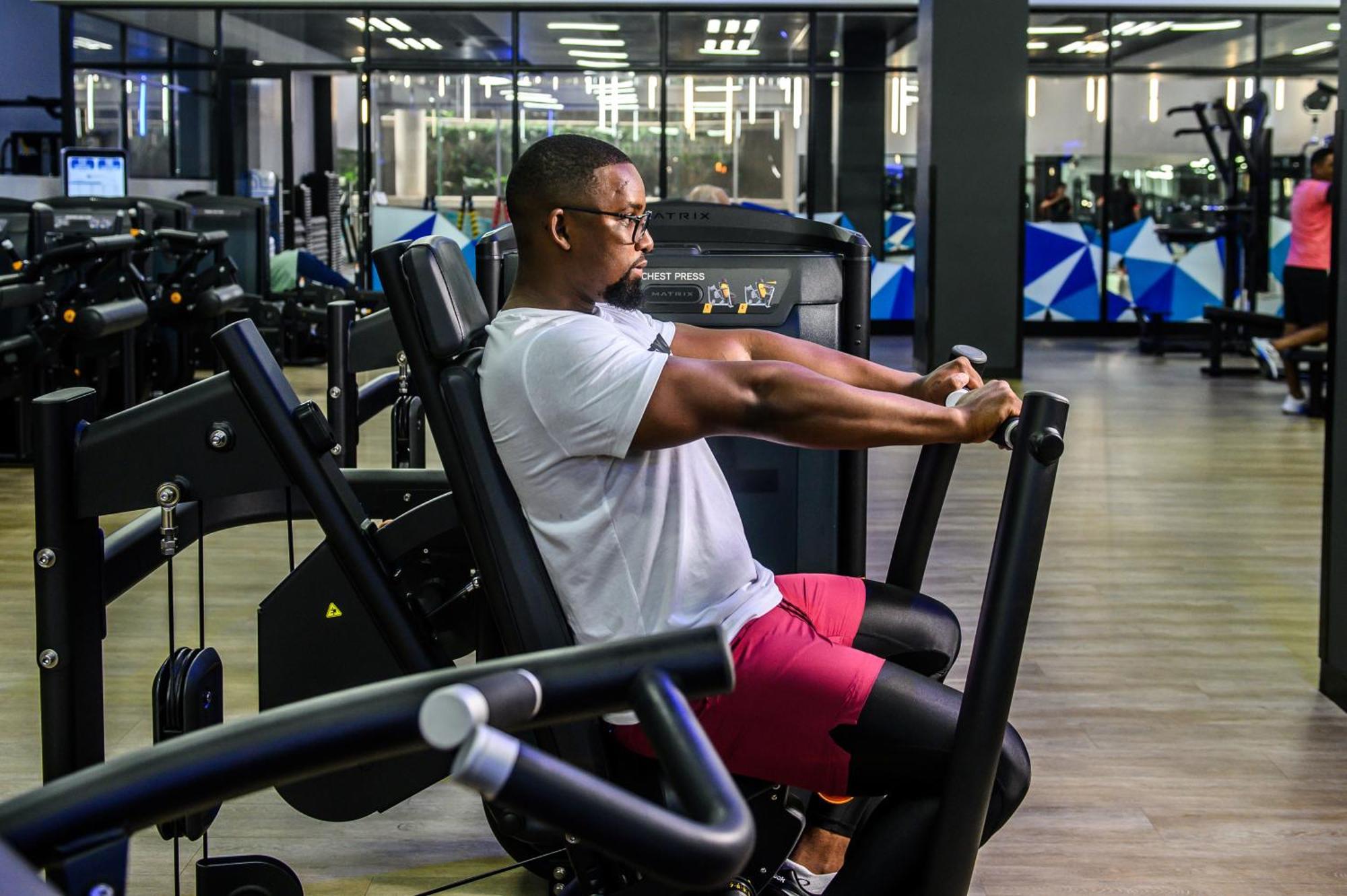 The Capital Pearls Hotel Ντούρμπαν Εξωτερικό φωτογραφία A man using a leg press machine