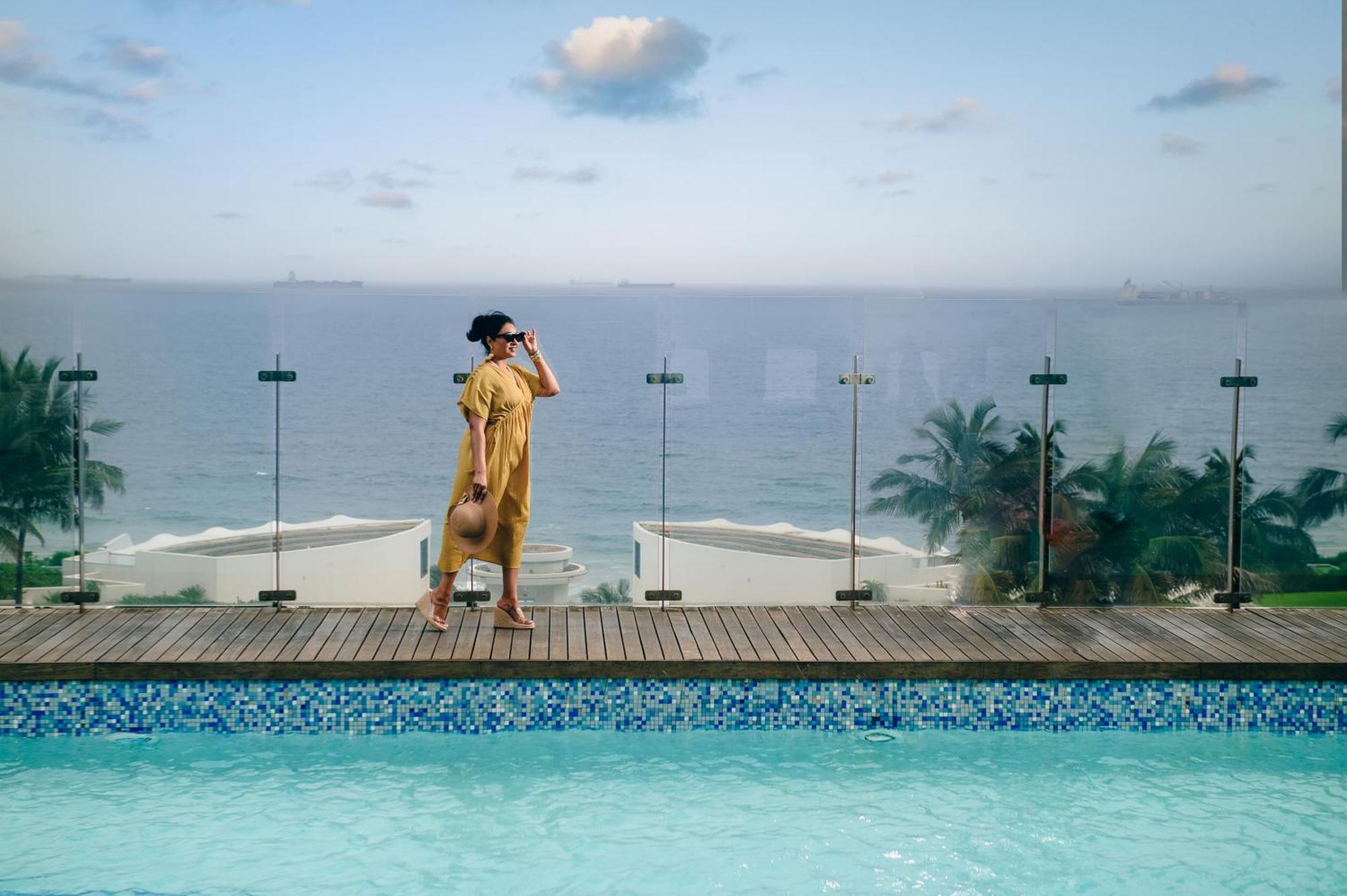 The Capital Pearls Hotel Ντούρμπαν Εξωτερικό φωτογραφία A woman in a yellow dress