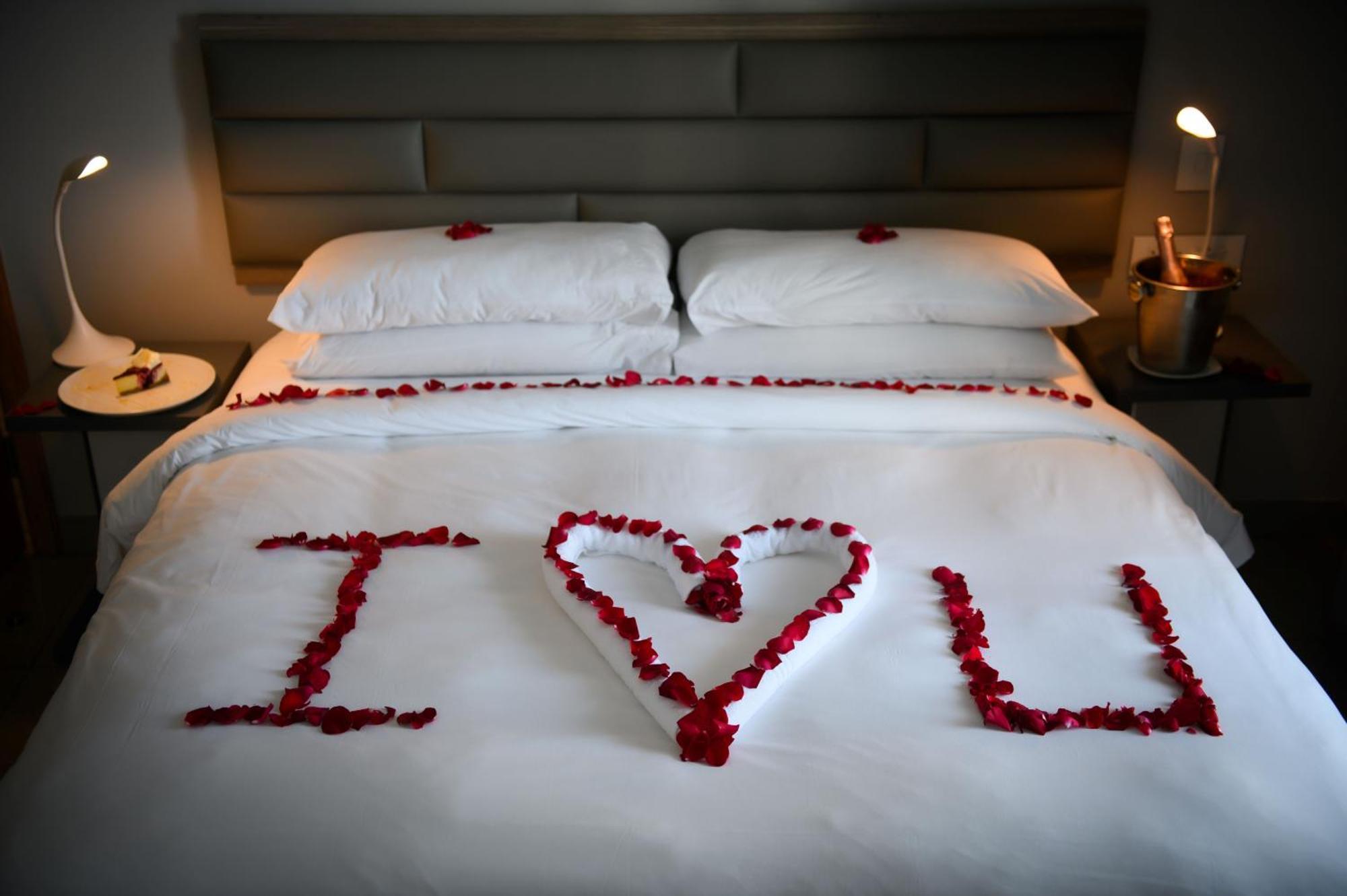The Capital Pearls Hotel Ντούρμπαν Εξωτερικό φωτογραφία A bed decorated with rose petals