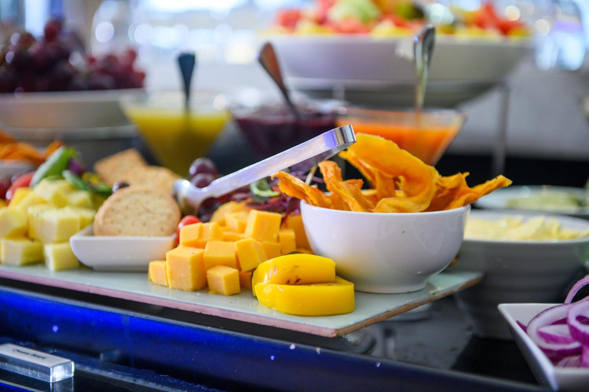 The Capital Pearls Hotel Ντούρμπαν Εξωτερικό φωτογραφία A cheese platter