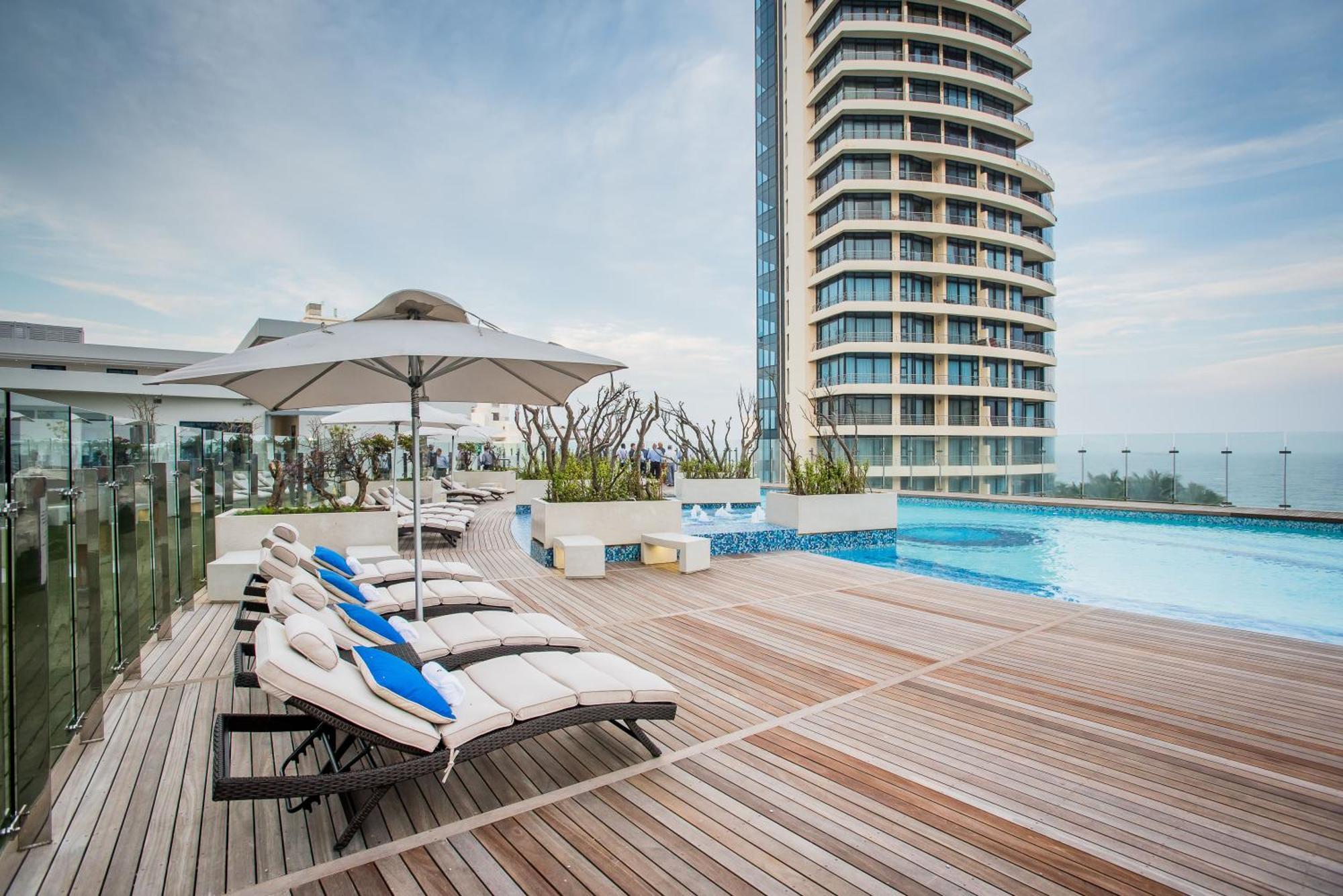 The Capital Pearls Hotel Ντούρμπαν Εξωτερικό φωτογραφία The swimming pool at the hotel