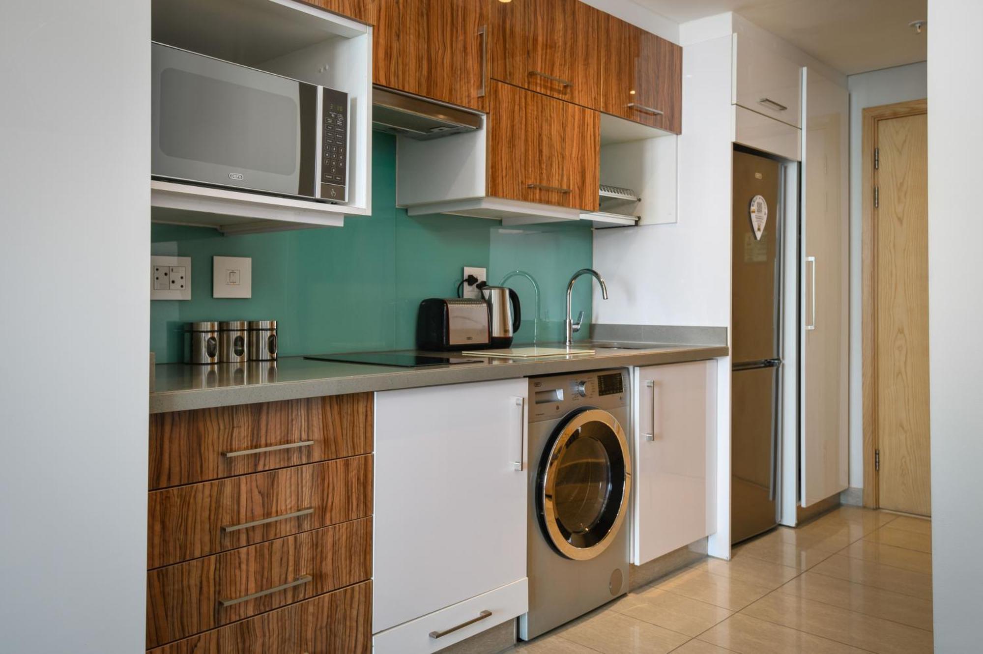 The Capital Pearls Hotel Ντούρμπαν Εξωτερικό φωτογραφία A typical kitchen in a serviced apartment