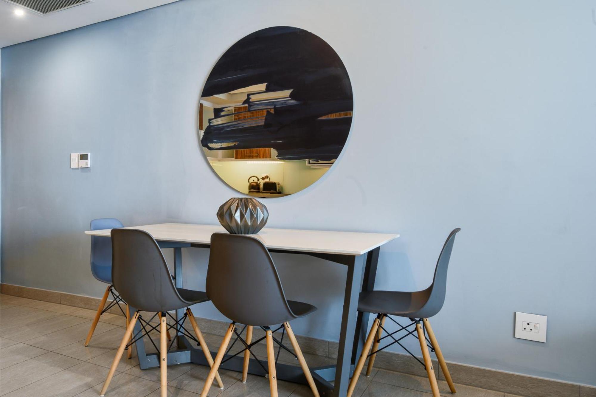 The Capital Pearls Hotel Ντούρμπαν Εξωτερικό φωτογραφία A dining room with a table and chairs